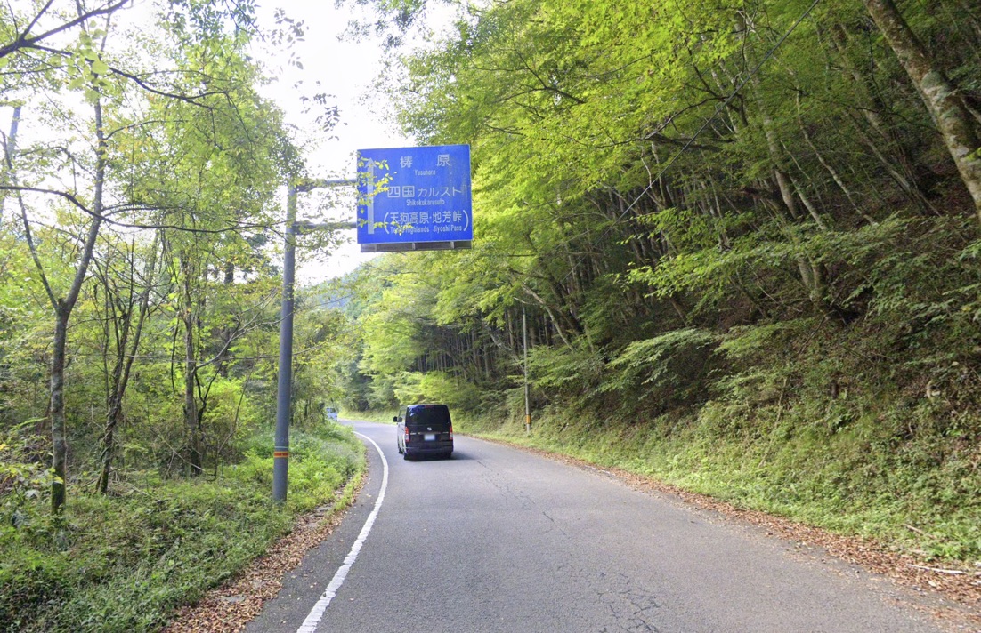 県道36号線。前にワンボックスカーが走っていますが、道幅には余裕があります。