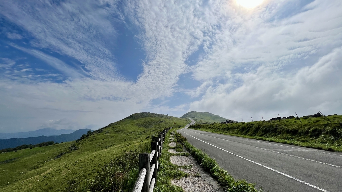 草原と青空で満たされた四国カルスト
