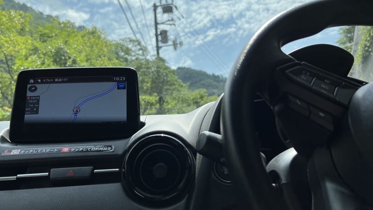 車内とカーナビ。フロントガラスの向こうに白龍湖の入口