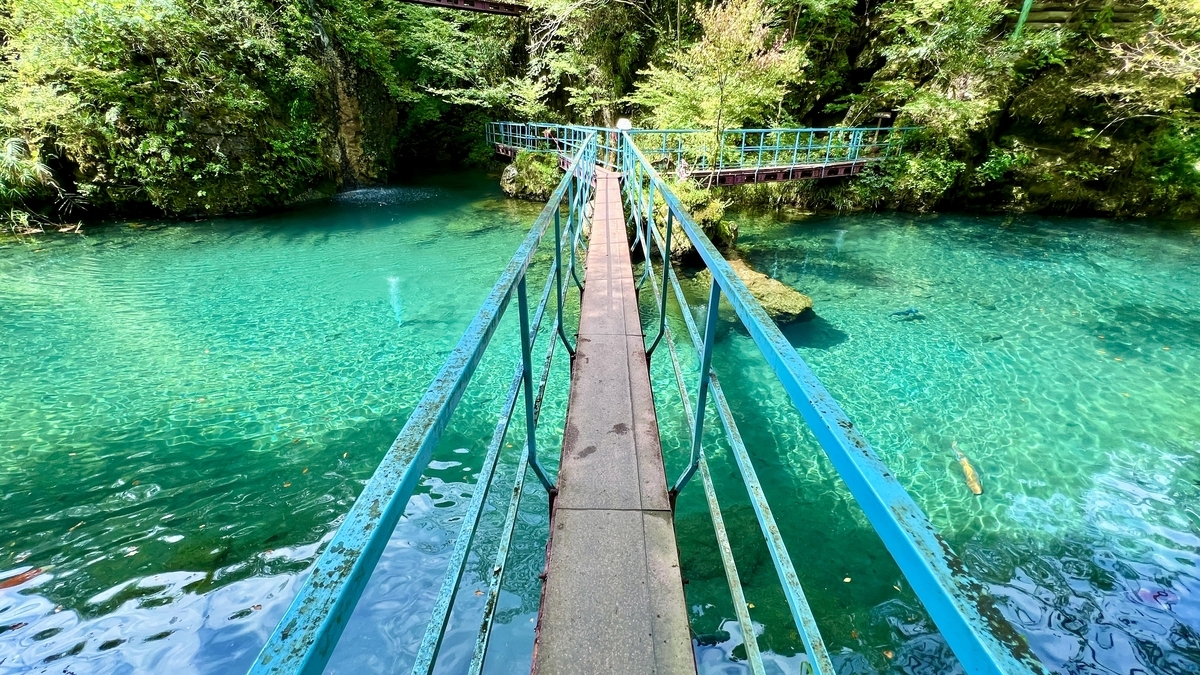エメラルドグリーンの湖面