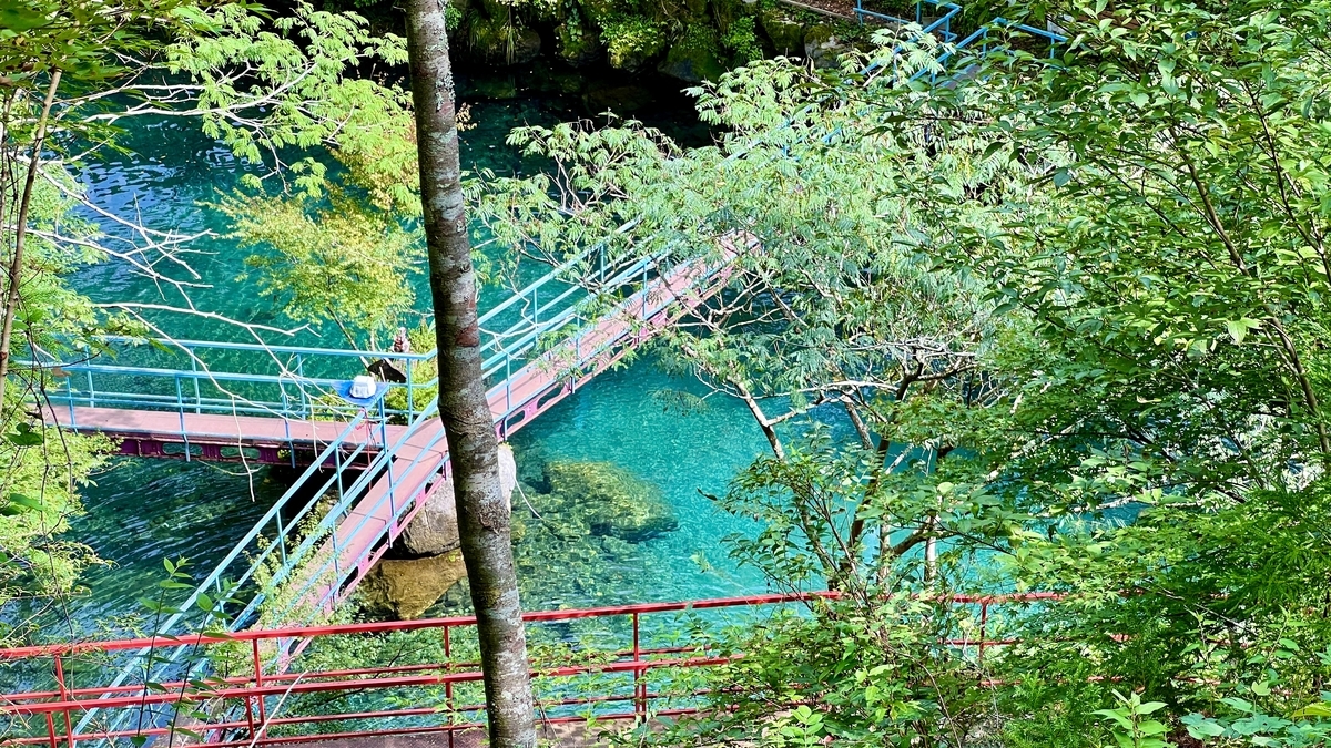 白龍湖にかかる吊り橋と透明度の高いエメラルドグリーンの湖面