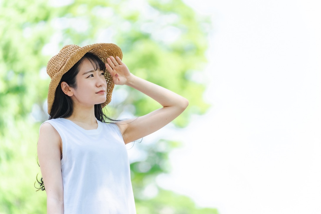 강한 햇살에 주춤하는 여성