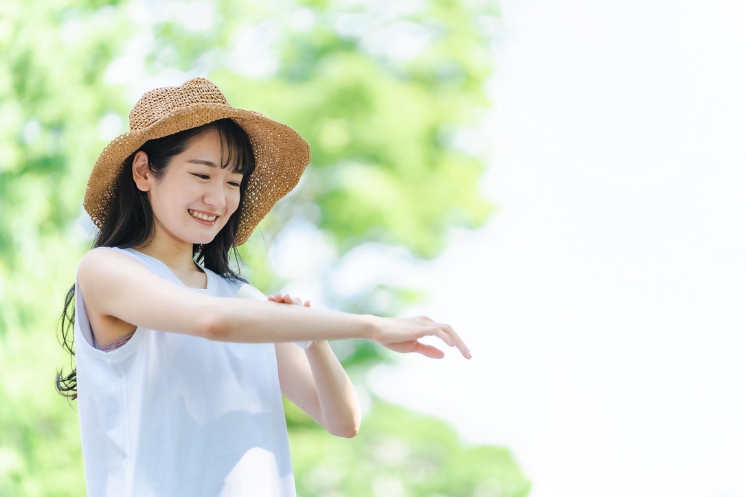 시원한 복장으로 편안한 여성