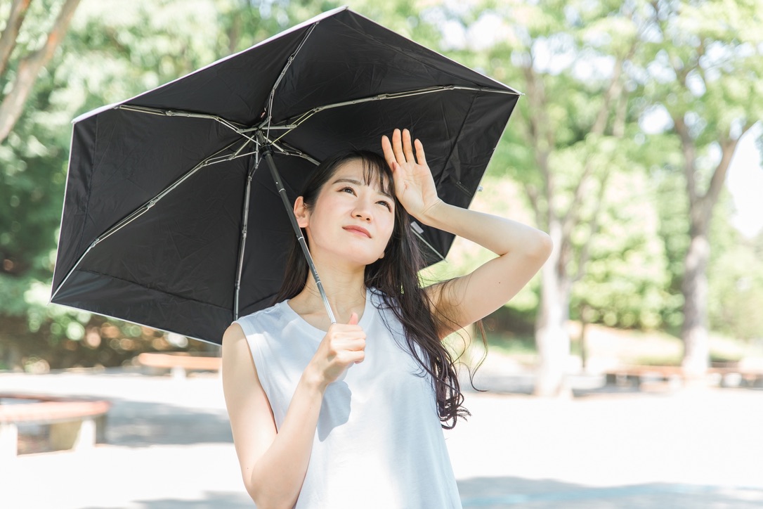여름 더위에 지친 표정을 보이는 여성