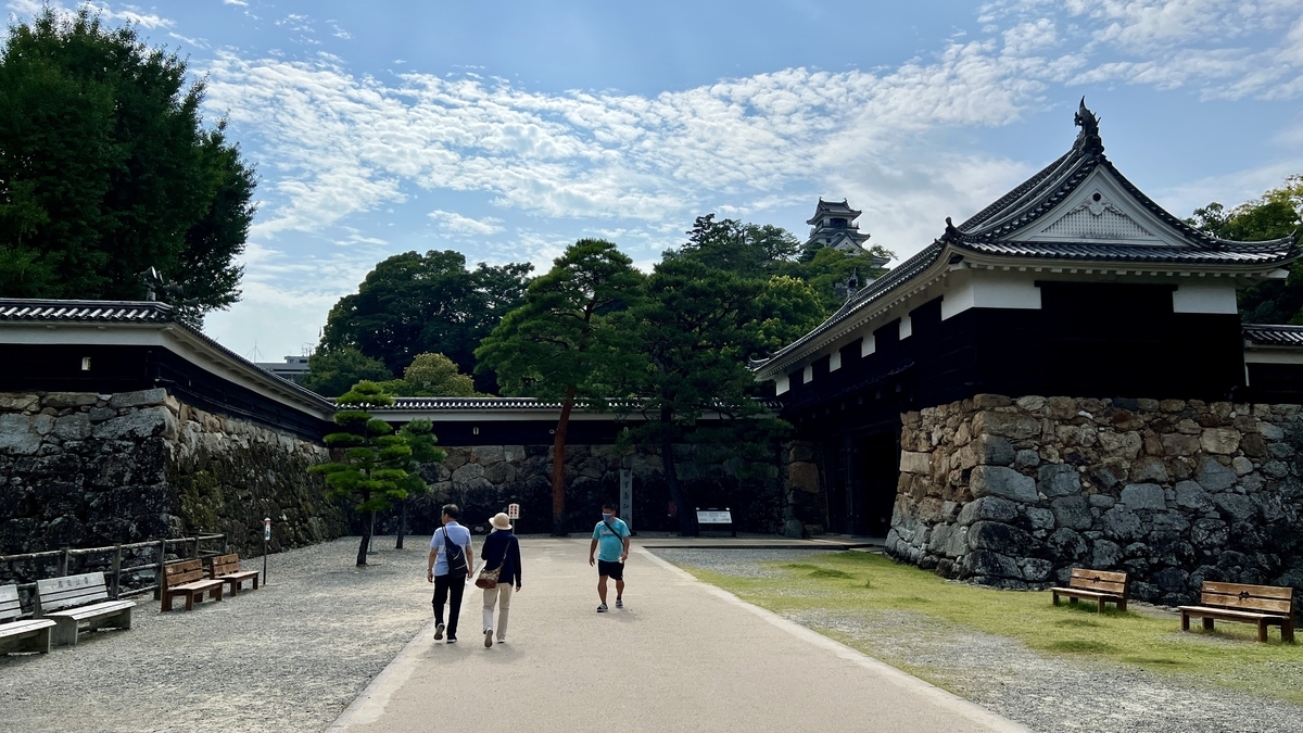 ทิวทัศน์ทางเข้าด้านหน้าของปราสาทโคจิและกำแพงหิน จัตุรัสที่นักท่องเที่ยวเดิน