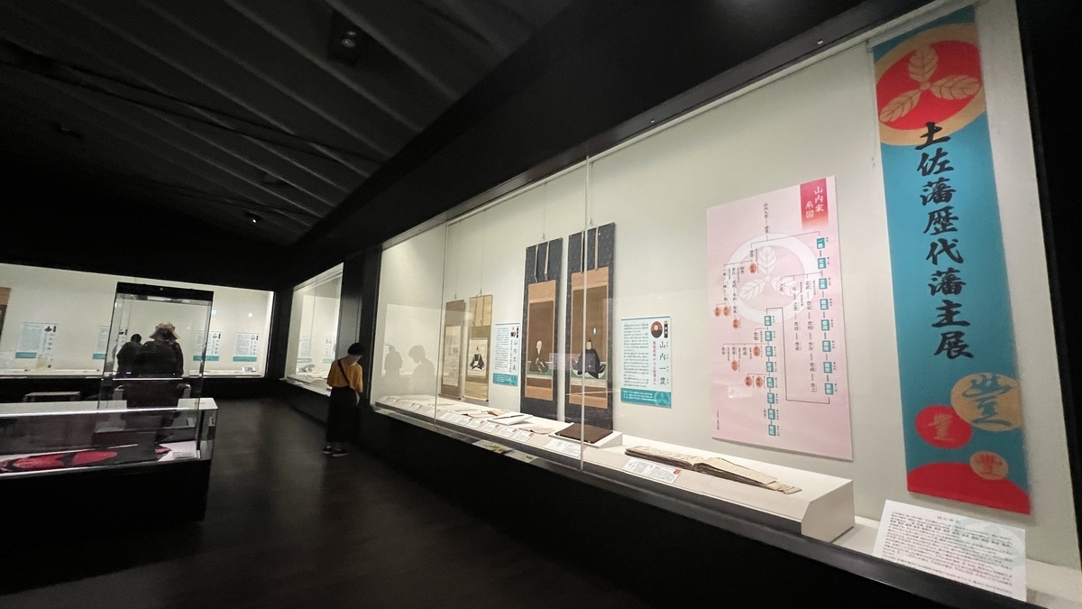 เอกสารโบราณ ภาพวาด และม้วนหนังสือในโซนนิทรรศการพิเศษ