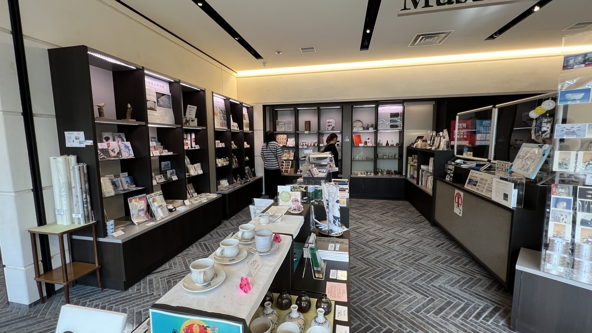 ร้านของฝากในพิพิธภัณฑ์ มีหนังสือ ของที่ระลึก และขนมจัดวางอย่างเรียบร้อย