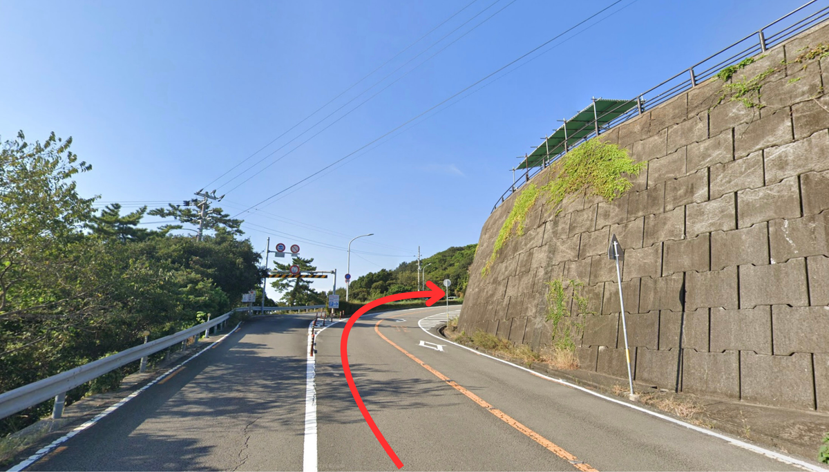 轉完彎後在分岔路口向右側前進