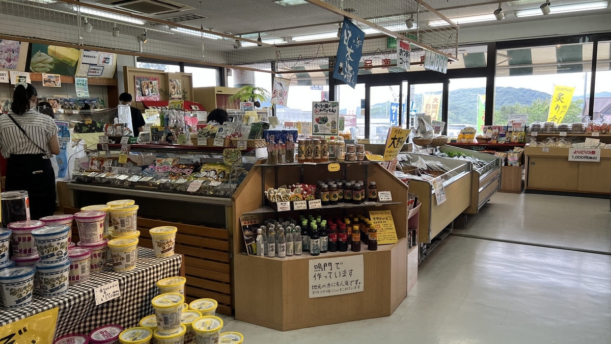 บริเวณกลางร้านที่มีชั้นวางสินค้าจำพวกขนมและของท้องถิ่นเรียงอยู่แน่น