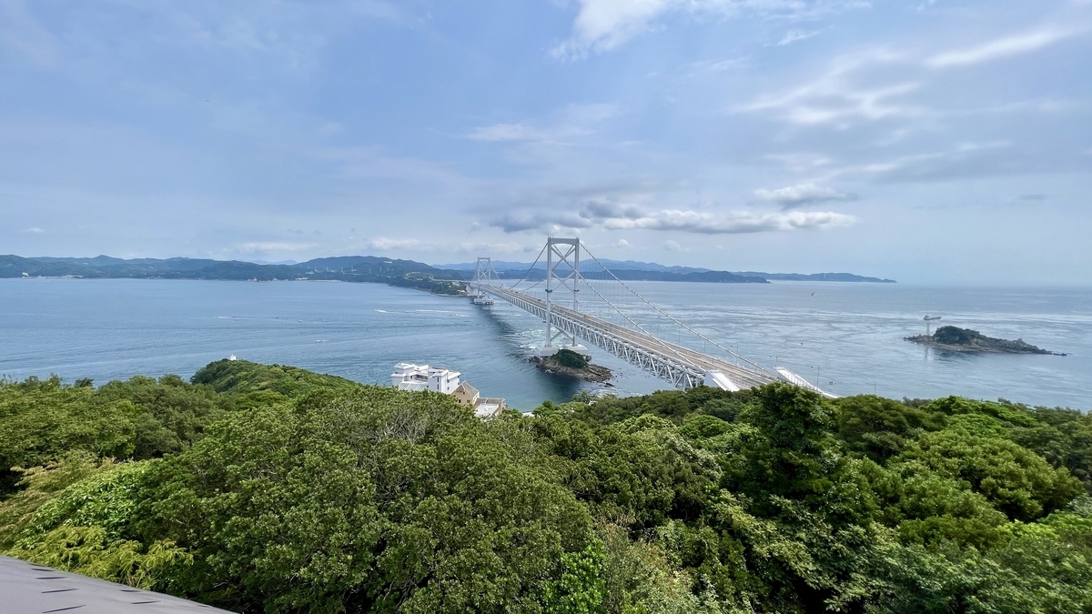 ทัศนียภาพจากจุดชมวิว มองเห็นช่องแคบ Naruto และสะพาน Ōnaruto อย่างชัดเจน โดยมีเกาะ Awaji อยู่ด้านหลัง