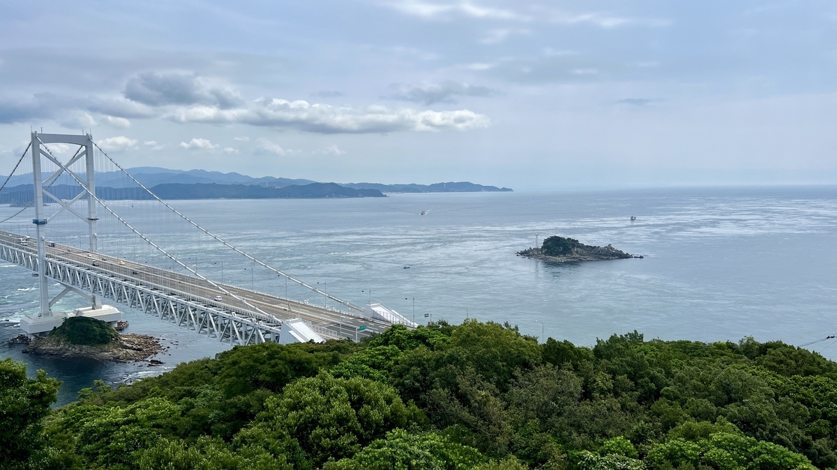 วิวของสะพาน Ōnaruto และช่องแคบที่เชื่อมต่อกันอย่างลงตัว มองเห็นเกาะ Awaji อยู่ไกล ๆ