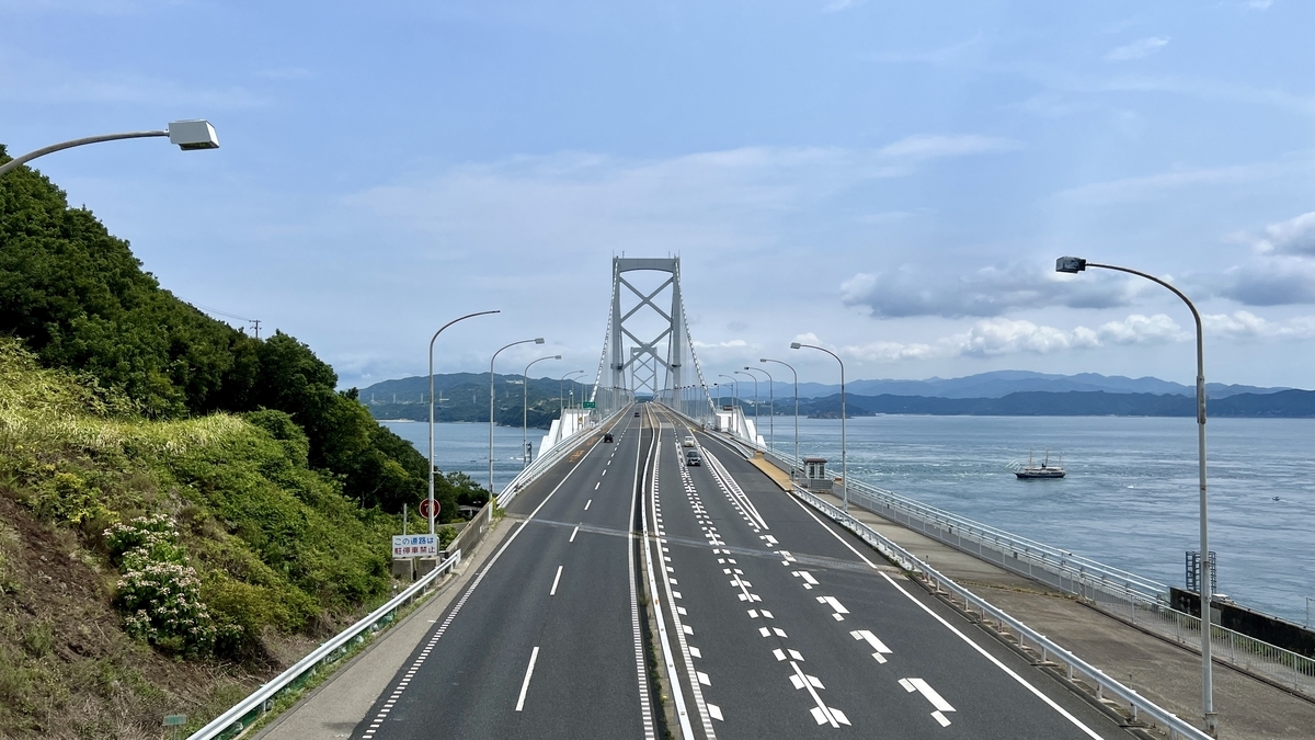 Vista del Gran Puente de Naruto desde el puente peatonal