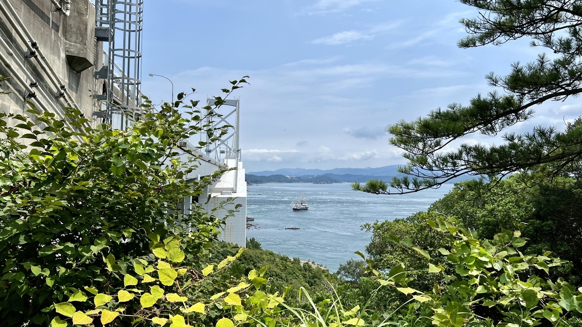 Vista rara del Estrecho de Naruto junto al Gran Puente de Naruto