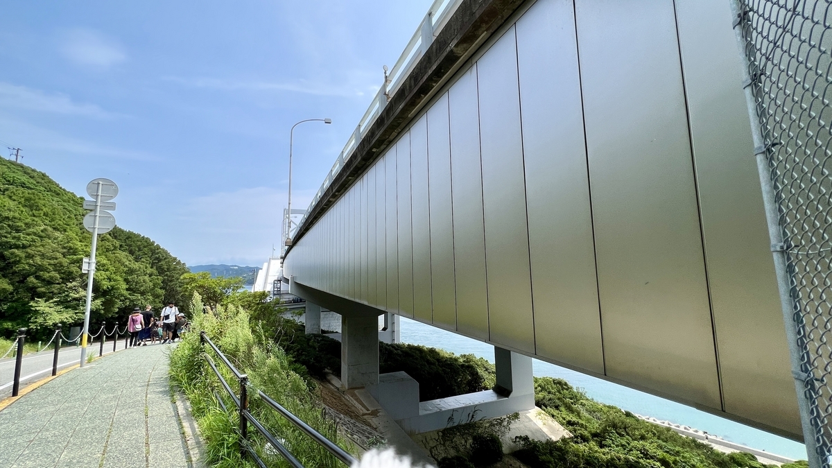 Después de pasar por debajo del Gran Puente de Naruto