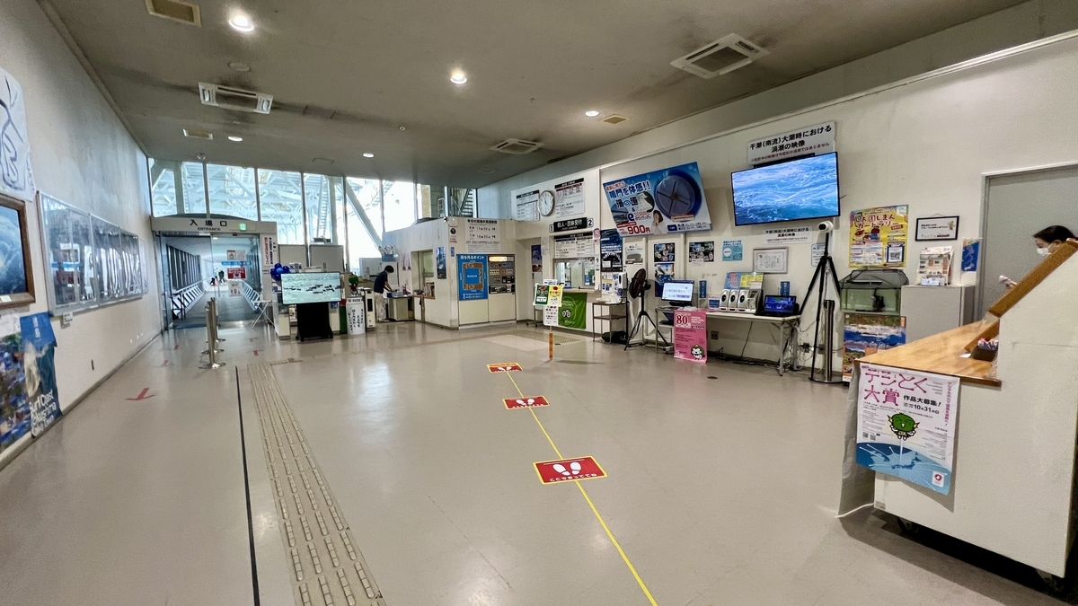 渦之道的館內大廳。有售票機和接待櫃台的寬敞空間