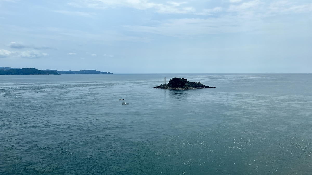 眺望鳴門海峽廣闊的海面和小島的景色