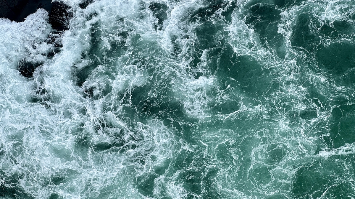 激烈的潮流複雜碰撞的鳴門海峽海面