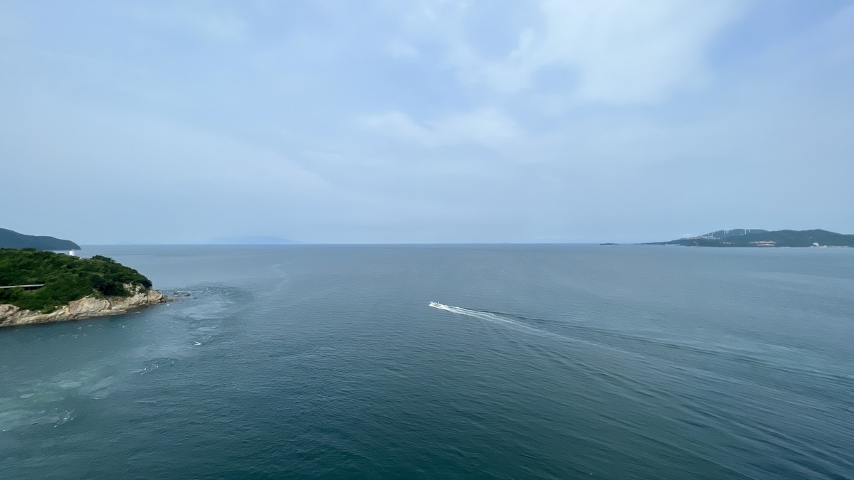 鳴門海峽平靜的海面和對岸的島嶼