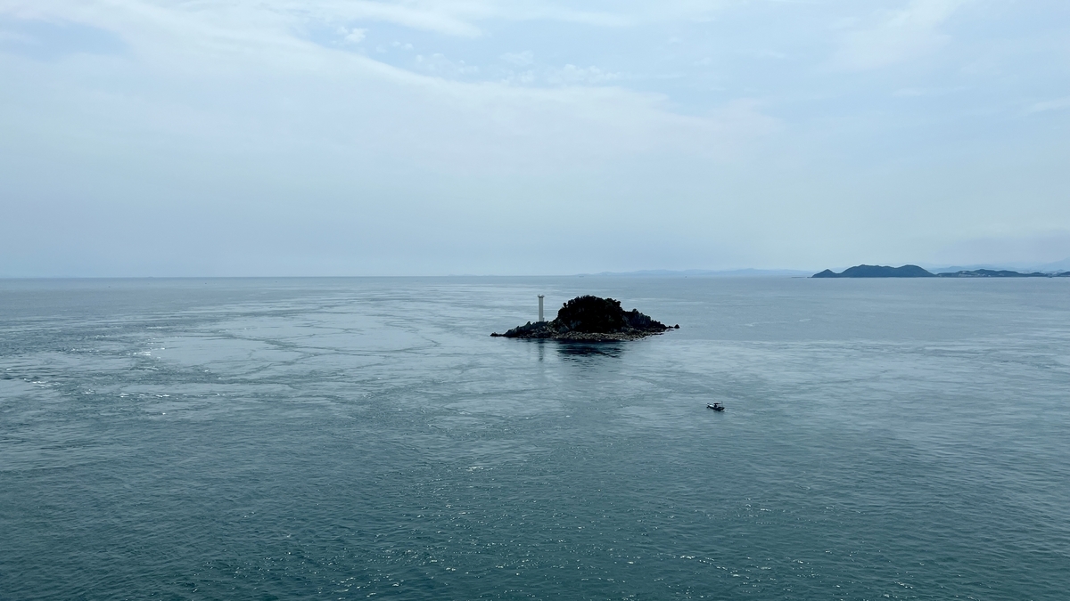 漂浮在鳴門海峽中央的小島和展開的海面