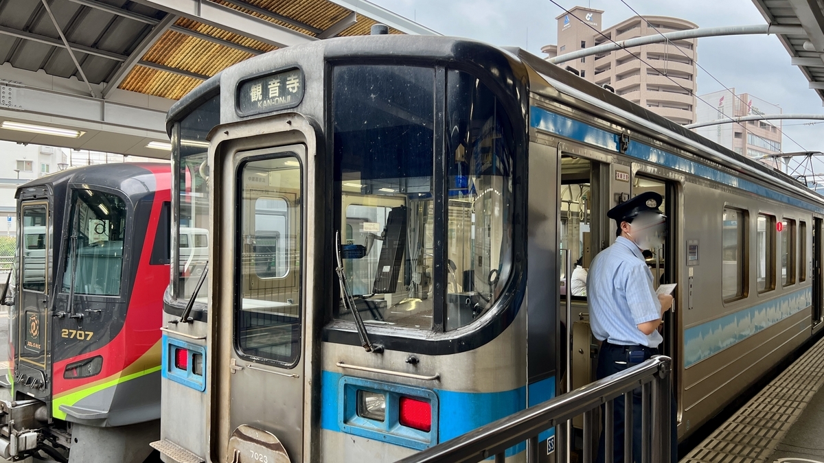 รถไฟสาย Yosan จอดอยู่ที่ชานชาลาสถานีทาคามัตสึ