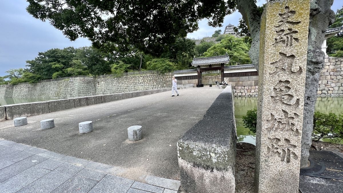 丸亀城の入口付近。石畳の道と塀に囲まれた進入口