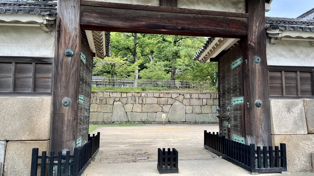 丸亀城大手二ノ門をやや斜めから撮影。門の構造や奥の石垣がよくわかる構図