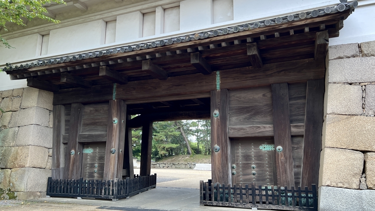 丸亀城大手一ノ門をくぐる手前のアングル。木製の柱と門の重厚感が伝わる構図