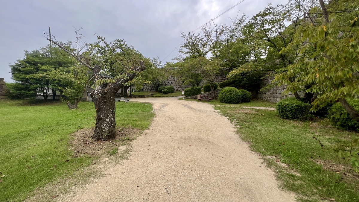 整備された遊歩道と植栽の広がる二の丸の園地。静かに散策できる空間