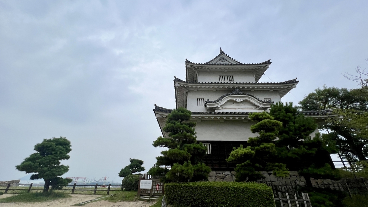 本丸広場から見上げた丸亀城天守。石垣の上にそびえる白壁の城