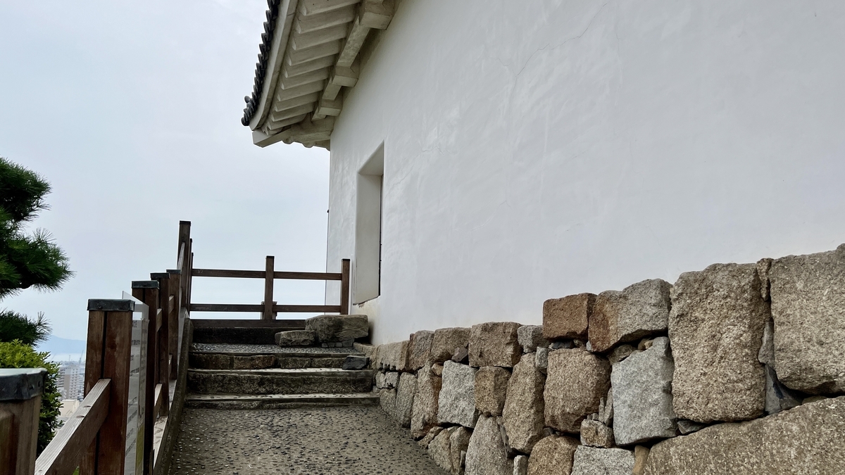 石垣の上に立つ天守への階段。手すりと石積みが残る歴史的構造