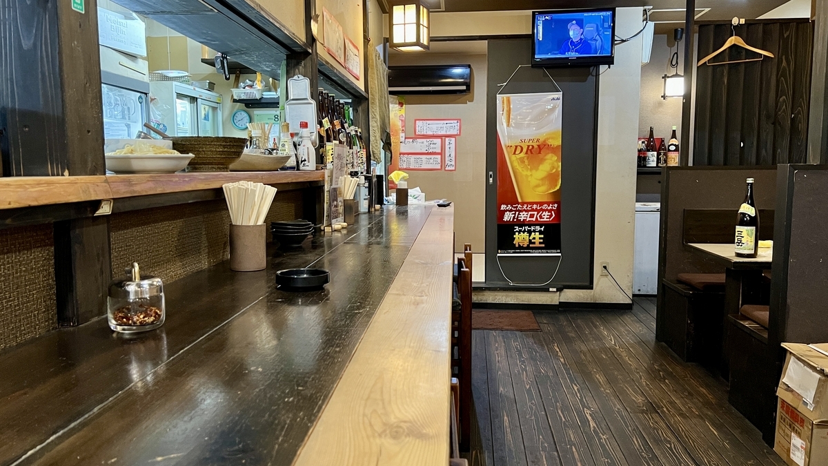 Asientos en barra frente a la cocina en Goya, ideales para una visita en solitario