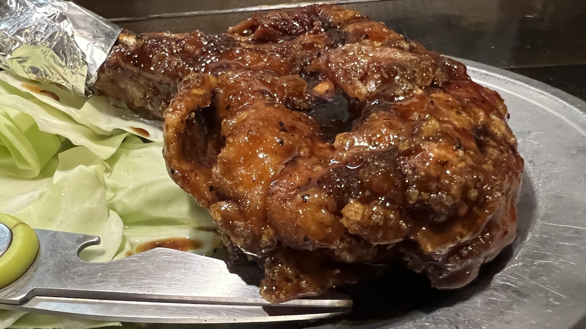 Primer plano del pollo con hueso de Goya con pimienta molida, jugoso y de buen tamaño