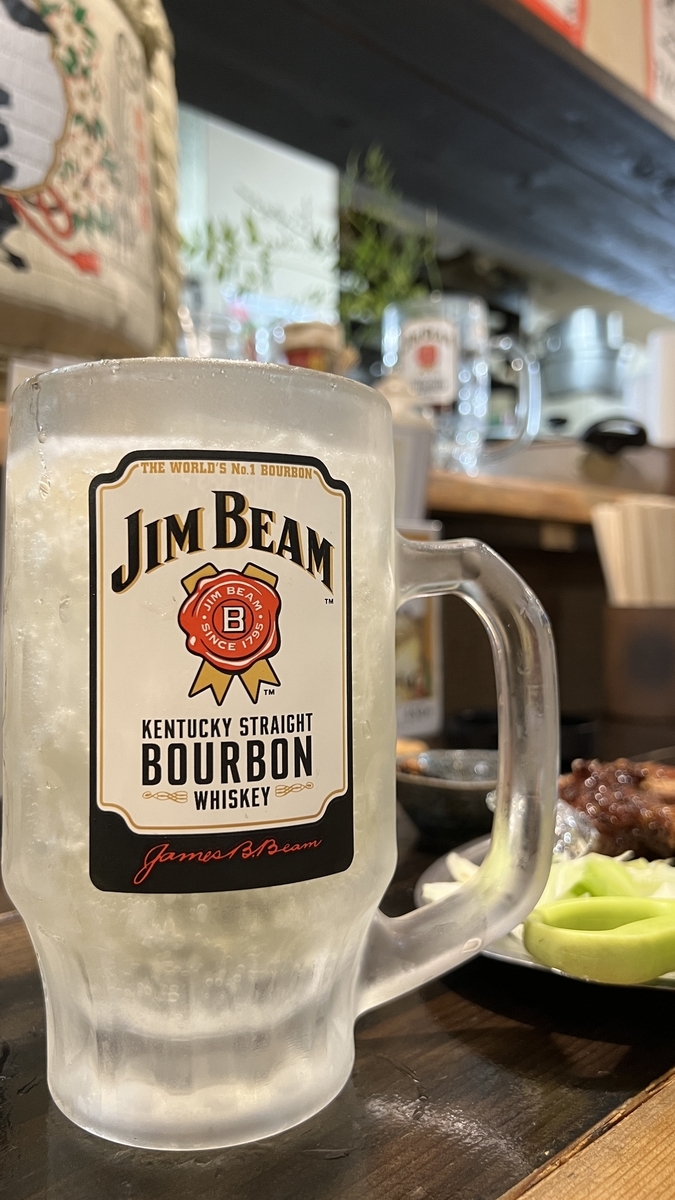 Highball Jim Beam servido en la barra de Goya, junto con el pollo con hueso