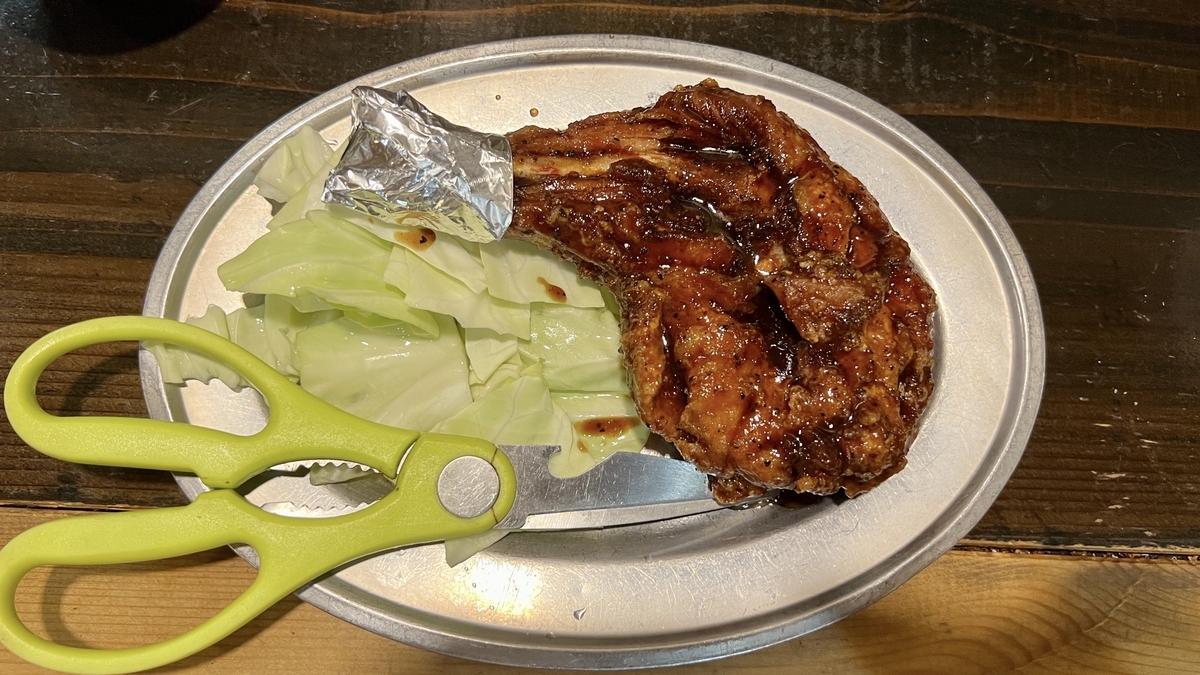 Pollo con hueso y repollo servido con tijeras, estilo clásico de Goya