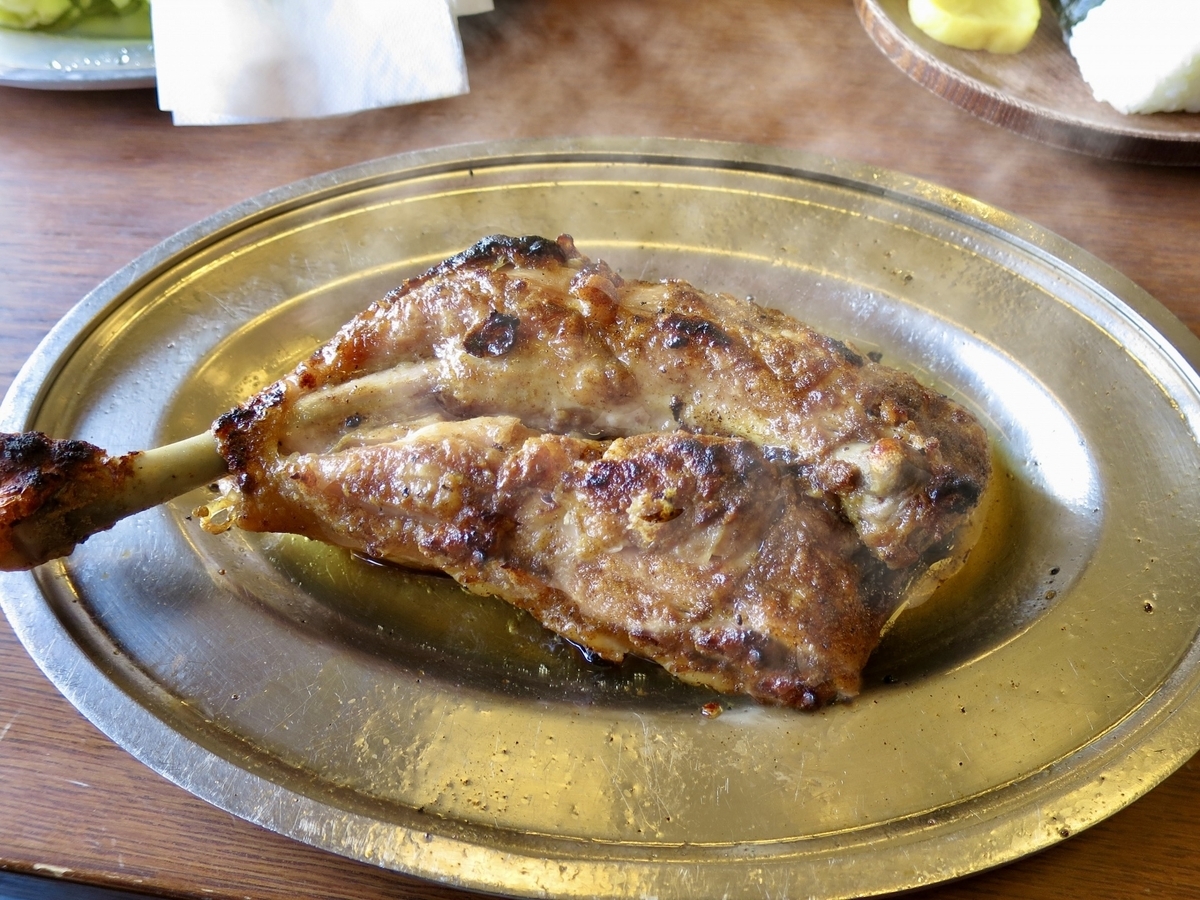 Honetsukidori, a Kagawa specialty served on a hot iron plate, featuring crispy skin and juicy chicken thigh