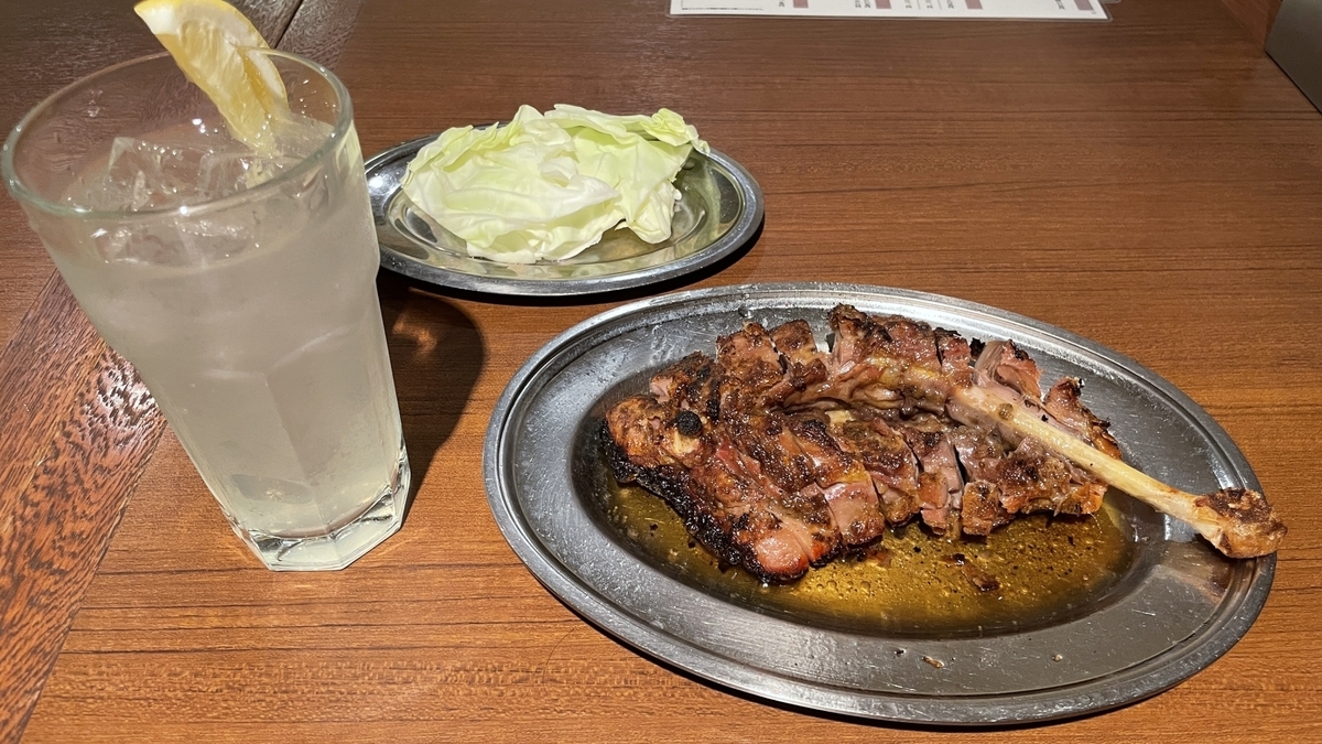 Honetsukidori and lemon sour on a table at an izakaya, a classic way to enjoy local Kagawa cuisine at night