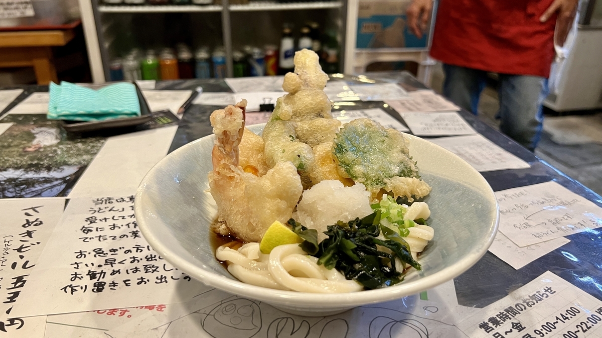 天ぷらぶっかけうどんの俯瞰。エビや野菜の天ぷらと大根おろしが讃岐うどんに添えられている