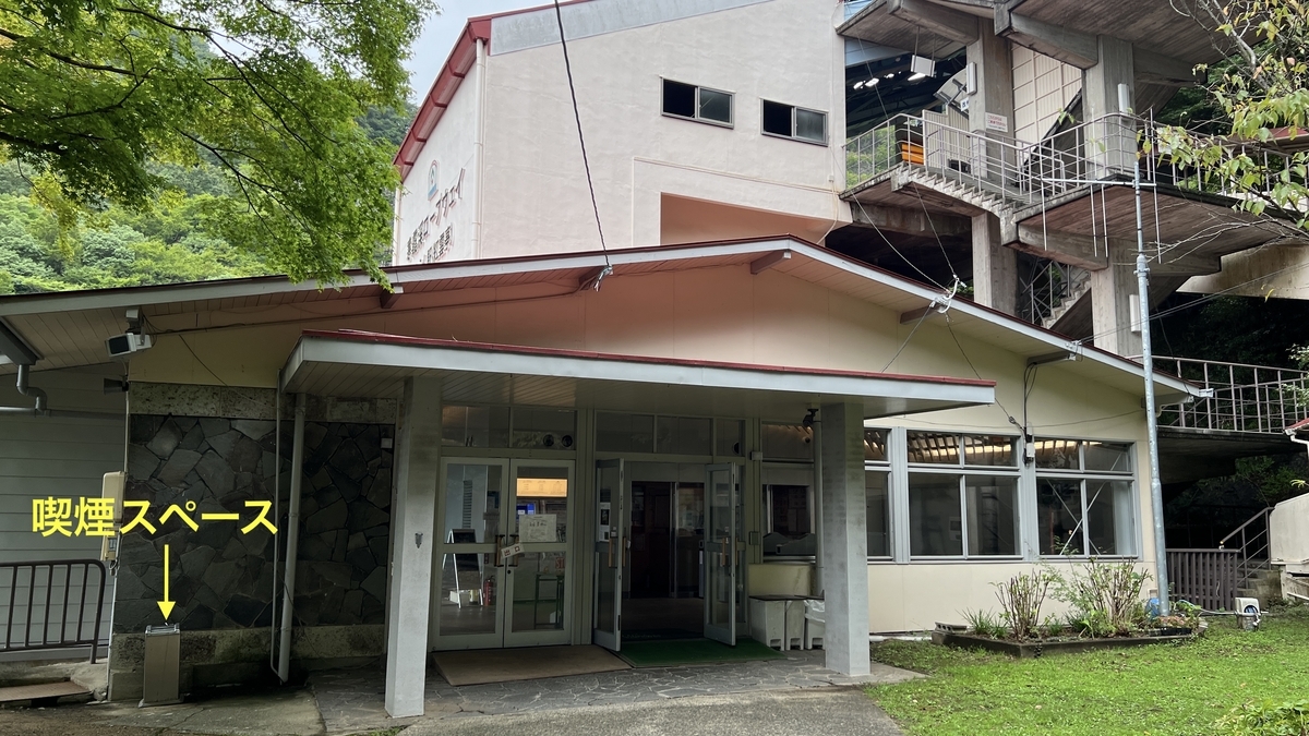红云亭站正面及其前方的开放空间