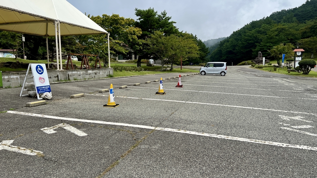 排列着停车位的山顶站前停车场