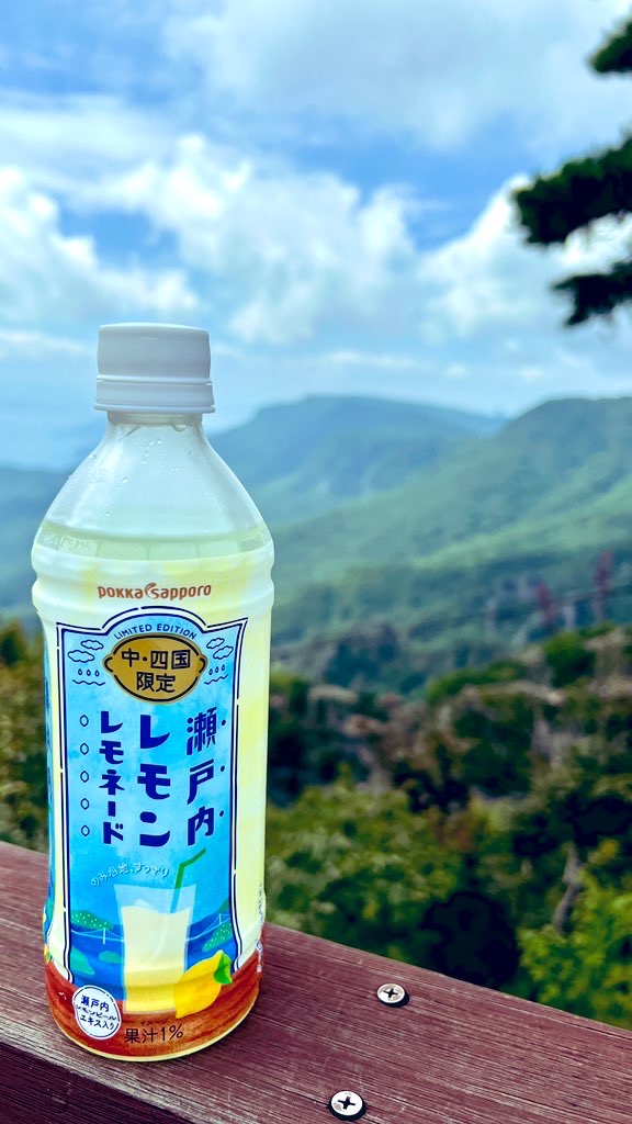 以寒霞溪群山为背景放置的濑户内柠檬柠檬水塑料瓶