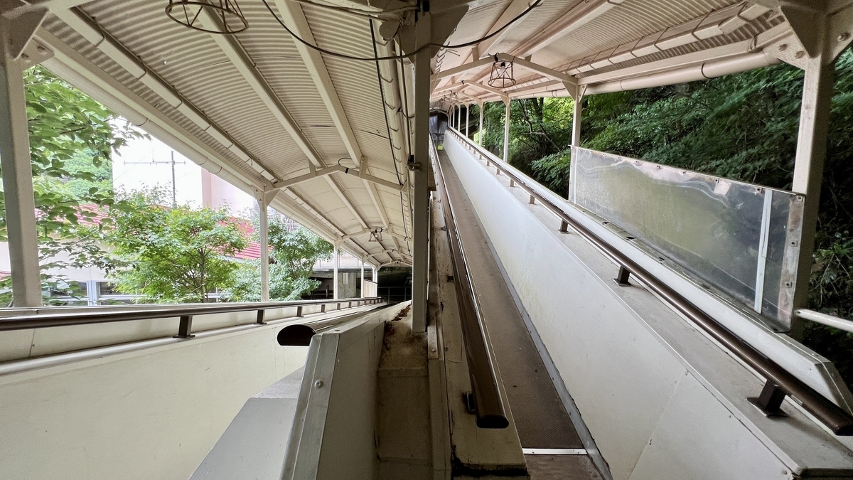 从坡道看到的红云亭站周边建筑和绿意