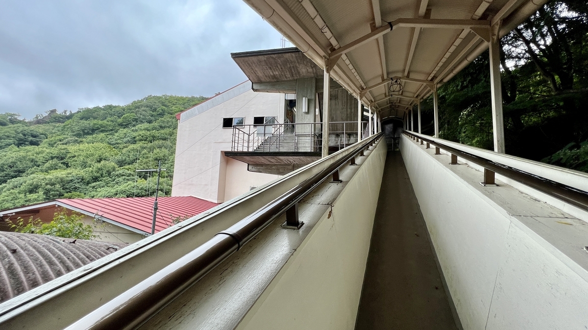 带顶棚坡道尽头展现的山景