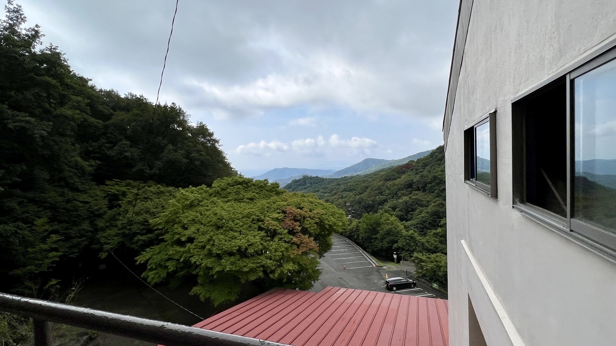 从红云亭站建筑旁俯瞰停车场和群山