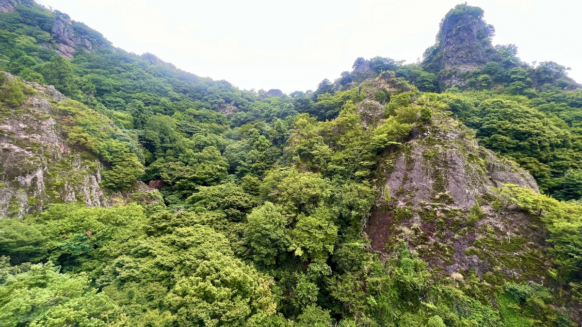 奇岩连绵的岩山和青翠树木展现的寒霞溪风景