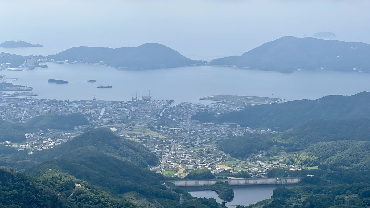 从第一观景台俯瞰土庄港周边街区和濑户内海