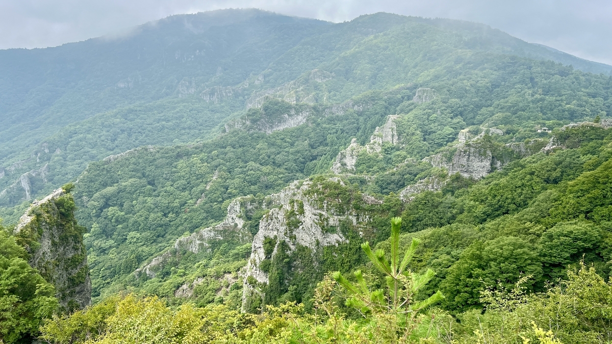 从第二观景台远眺陡峭的奇岩群和绿意盎然的山坡