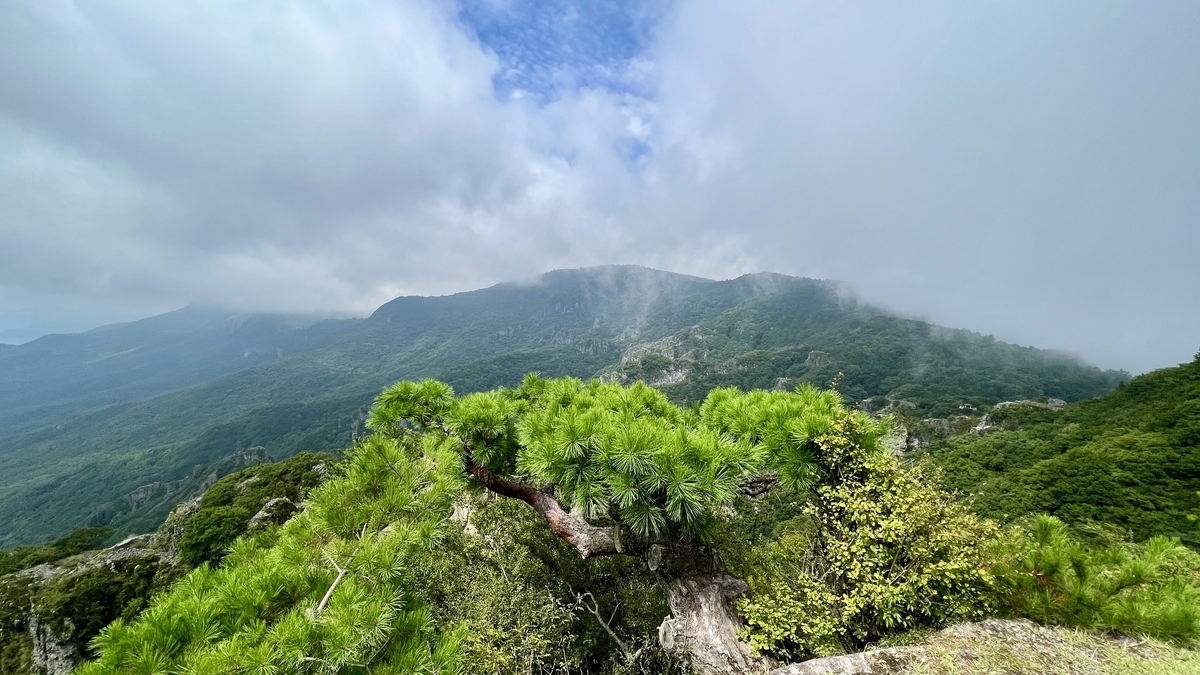 从观景台远眺被云雾包围的寒霞溪群山和岩面