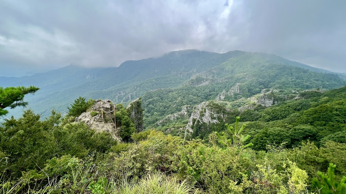 从第二观景台看到的瓦片投掷圆环和周围群山