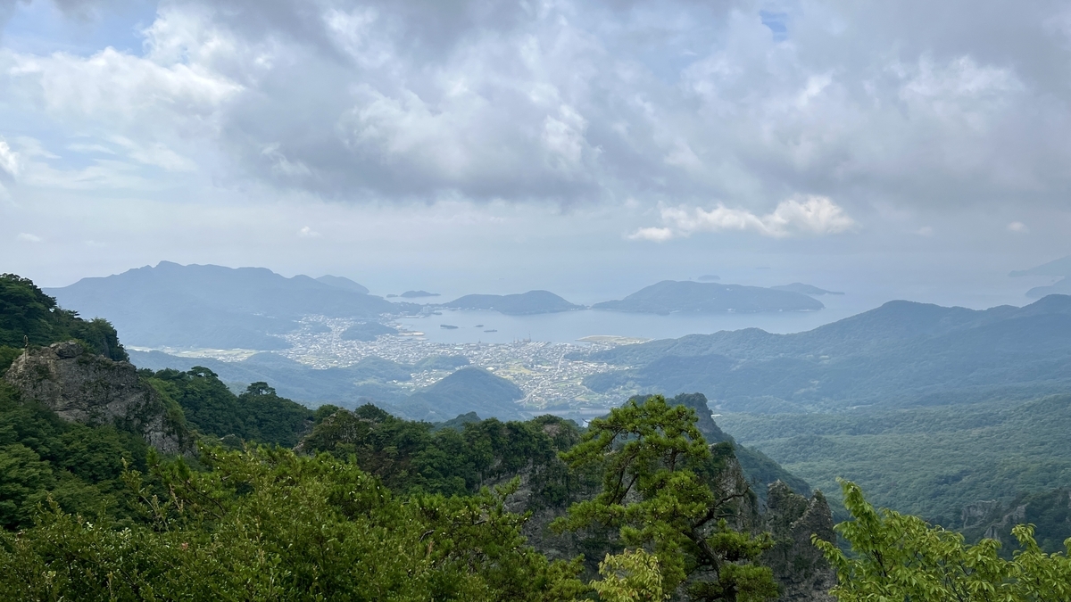 从鹰取观景台远眺绿意盎然的群山和濑户内海眺望