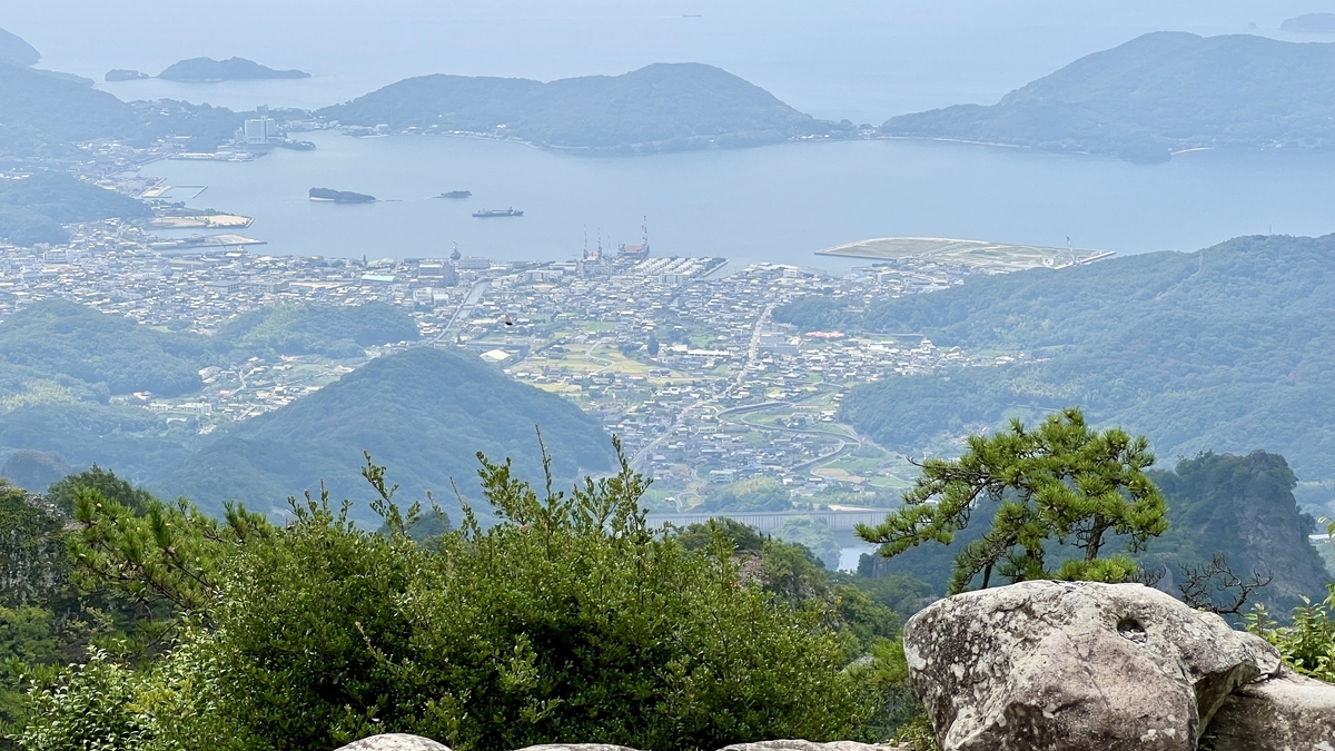 从观景台俯瞰土庄港周边街区和大海